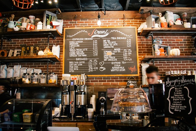 Interno di un bar con bancone e lavagna menu scritta a mano